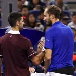 Đoković u finalu turnira u Pekingu, Medvedev diskvalifikovan - pogodio gledaoca lopticom u lice