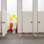 Pravi razlog zašto vrata u javnim toaletima nisu od poda do plafona?