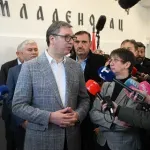 Vučić, Šapić, stranački skup, obezbeđenje - na otvaranju gimnazije u Mladenovcu: Đacima tek kasnije javljeno da se vraćaju u školu