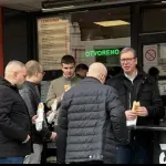 "Umesto da se pokloni žrtvama - otišao na sendvič": Vučić "inkognito" u Novom Sadu, slike objavio nakon posete