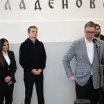 Vrsajkov : Umesto da klekne pred žrtvama, Vučić u Novi Sad došao da vređa i jede sendvič