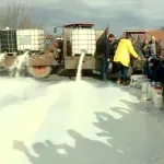 (VIDEO) Najmasovniji protest do sada, prosute tone mleka: Poljoprivrednici blokirali Ibarsku magistralu i put u Kniću