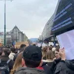 (VIDEO) Četvrti dan protesta u Sarajevu: Studenti i srednjoškolci na ulicama, traže transparentnu istragu i pravdu