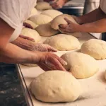 Francuski pekar sam mesi, peče i deli vruć hleb Ukrajincima iz svog belog kamiona