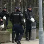 Protest kod parka Ušće: Policija u opremi za razbijanje demonstracija čuva ogradu od građana