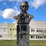 (FOTO) Oskrnavljen spomenik ukrajinskom pesniku Tarasu Ševčenku u Novom Sadu