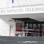 Pali delovi sa nadstrešnice na ulazu u Srpsko narodno pozorište u Novom Sadu