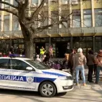 Građani ispred novosadskog suda u znak podrške privedenim aktivistima