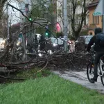 Nevreme napravilo haos u Hrvatskoj: U Zagrebu povređeno nekoliko osoba, vetar obarao drveće i semafore