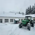 Do biračkog mesta u Bajinoj Bašti zbog snega - pešice ili na traktoru, nema ni struje