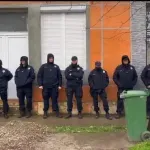 (VIDEO) Policija obezbeđuje privatan posed u Kuli, građani tvrde da se u kući vrši kupovina glasova: "Ćaci leglo"