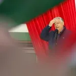 Nije se Vučić libio da podrži "prijatelja Viktora": Da li predsednik Srbije ostaje bez čoveka koji ga brani u EU