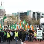 Protesti u Irskoj zbog nafte: Policija uklanja blokade i hapsi demonstrante da ponovo otvori rafineriju