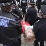 Londonska policija uhapsila više od 200 ljudi na protestu protiv zabrane grupe Palestinska akcija (FOTO)