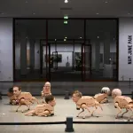 Psi-roboti s glavama Maska i Zakerberga tumaraju po muzeju u Berlinu