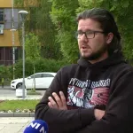 Aktivista završio na sudu zbog lepljenja nalepnica sa likom Glišića: Nakon suđenja mu upućene pretnje