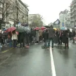 Protest ispred Policijske uprave za grad Beograd zbog hapšenja studenta, blokiran saobraćaj