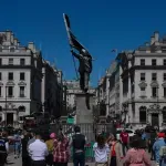 (FOTO) U centru Londona se pojavila nova skulptura Benksija