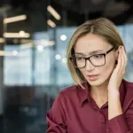 Mnogi ih pripisuju umoru ili godinama - šest znakova koji ukazuju na gubitak sluha