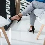 Često sedimo prekrštenih nogu - kako se takav način sedenja odražava na naše telo?