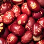 Farbanje jaja lukovinom: Recept za prava mala umetnička dela