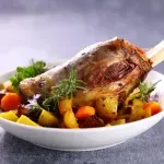 Predlog za uskršnji ručak: Aromatična jagnjetina s krompirom i belim lukom