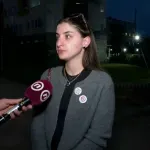 "Da li su policajci koji su tukli naše sugrađane i večeras stajali ispred nas": Protestni skup u Valjevu