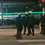 (VIDEO) Policija u opremi za razbijanje demonstracija razdvajala dve grupe u Novom Sadu