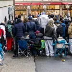 Pomama za "Royal Pop" džepnim satovima: Swatch zatvorio prodavnice širom sveta zbog haosa, u SAD policija bacila biber sprej