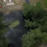 Crna voda, jako neprijatnog mirisa, puni stara korita Zapadne Morave: Meštani strahuju da se ispušta u reku, nadležni ćute