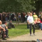 Reporterke "Vremena" u Ćacilendu: Svađa u redu za pljeskavice, Brnabić i pogledi "opasnih tipova"