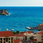 Beživotno telo stranog državljanina pronađeno na stenama između Petrovca i Perazića dola