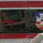 Žena prilikom izlaska iz autobusa u Zemunu ostala zaglavljena na vratima, vozilo je vuklo niz ulicu