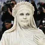 Hajdi Klum kao kamena skulptura na Met Gali (FOTO)