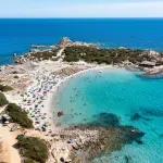 Na jednoj od najpopularnijih plaža Sardinije zabranjeni suncobrani osobama starosti između 10 i 65 godina