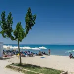 Izlivanje kanalizacije u Pefkohoriju: Zabranjeno kupanje na delu plaže