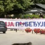 Pristalice SNS puštale pesme tokom 16 minuta tišine u Sremskim Karlovcima, istakli i transparent "Srbija pobeđuje"