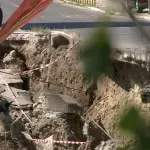 (VIDEO) U Mladenovcu se urušio deo puta u neposrednoj blizini gradilišta