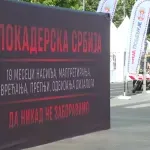 Šta posetioce SNS skupa čeka kada uđu u "crnu kutiju" kod Skupštine?
