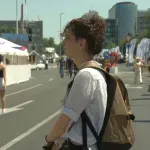 Reporterka N1 na skupu SNS: Posetilaca malo, suvenira puno, bučno u "crnoj kutiji"