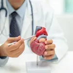 Bol iza grudne kosti može biti ozbiljno upozorenje: Kardiolog objašnjava kada treba reagovati