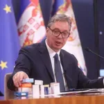 "Da sam to izrekao kao lekar, završio bih na sudu časti": Vučić pokazivao lekove i - prekršio zakon?