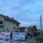 U Obrovcu kod Bačke Palanke skup mladiću koji je u pritvoru nakon incidenta na javnom skupu