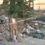 Divlja deponija na Novom Beogradu: Gradske službe uklonile samo njen deo, građani kažu da je izvor zaraze i opasnog otpada