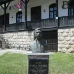 Ipak se okreće! Bista kneza Alekse Popovića u Kosjeriću postala viralna