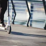 Apel MUP-a roditeljima da razgovaraju sa svojom decom koja voze električne trotinete