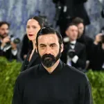 Morgan Spektor u ulozi Roberta Lengdona u Netfliksovoj adaptaciji Dena Brauna