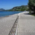 Crvene zastavice na plažama u Crnoj Gori: Gde je zabranjeno kupanje zbog izlivanja kanalizacije