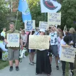 Protest ispred policijske stanice u Rakovici, okupljeni traže smenu načelnika policije