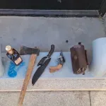 (VIDEO) Kod muškarca u Kragujevcu pronađena sekira, pištolj, nož i drugi predmeti: Određeno mu zadržavanje